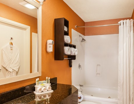 Holiday Inn Express and Suites MH - Suite Bathroom 