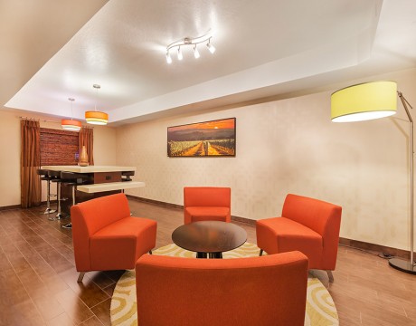 Holiday Inn Express and Suites MH - Lounge 