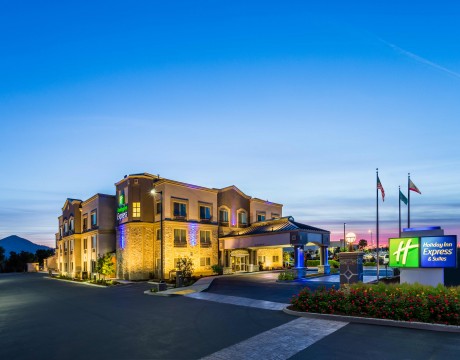 Holiday Inn Express and Suites MH - Exterior Night