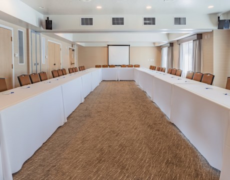 Holiday Inn Express and Suites MH - Meeting Room