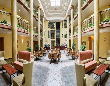 Holiday Inn Express and Suites MH - Panoramic View of the Atrium