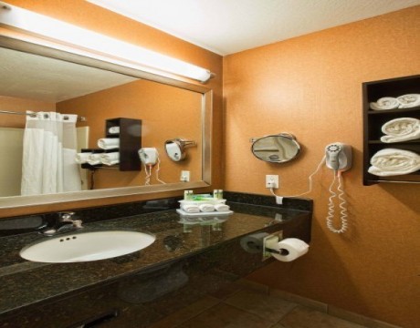 Holiday Inn Express and Suites MH - Standard Bathroom in Morgan Hill Hotels